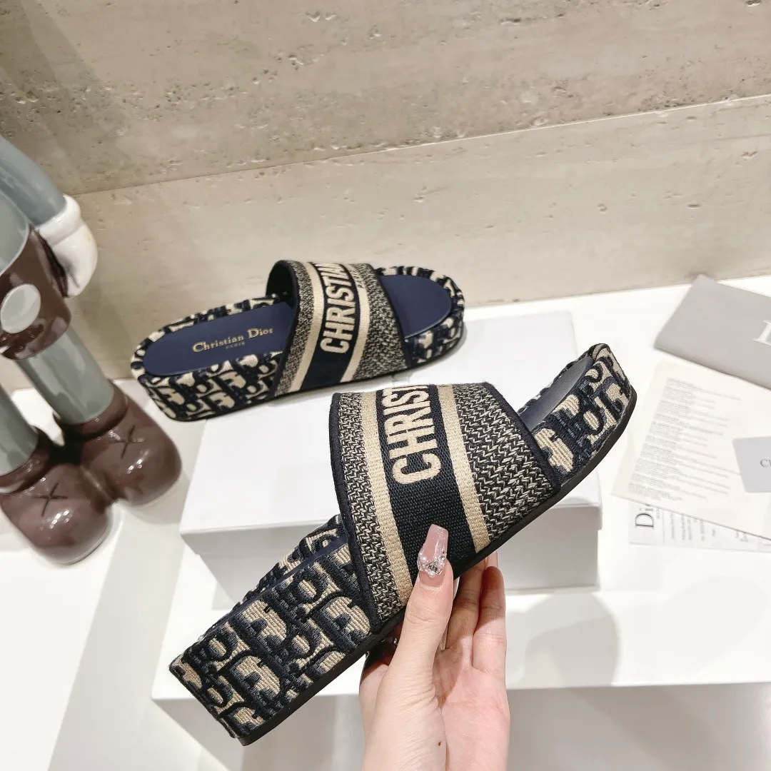 p400👟👟 DIOR Dior's new early spring letter rust thick-soled slippers▪️ ✅What we sell is sheepskin foot pads~ ✅Reject the low-priced version in the market❌ ✅High-end quality, welcome to inspect and compare three companies👏 ✅Beautiful wedge-heeled thick-soled slippers, which make the feet slimmer and longer than the flat ones ✅The benefits for small girls are here❤️ ✅It is a must-have for daily travel and home. You can wear it however you like regardless of the occasion. The color is super beautiful! No need to worry about any dress code ✅The outsole is designed with a non-slip and wear-resistant backing, so you don’t have to worry about rain on rainy days 👉Size: 34-40 yards (custom-made sizes 34, 40 and 41 are non-refundable)